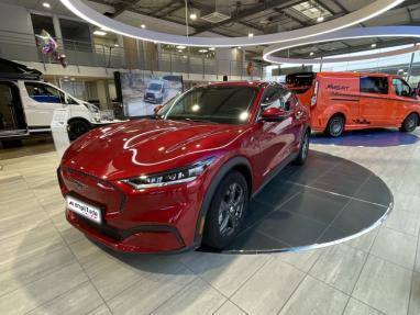 Voir le détail de l'offre de cette FORD Mustang Mach-E Extended Range 99kWh 294ch 7cv de 2022 en vente à partir de 46 990 € 